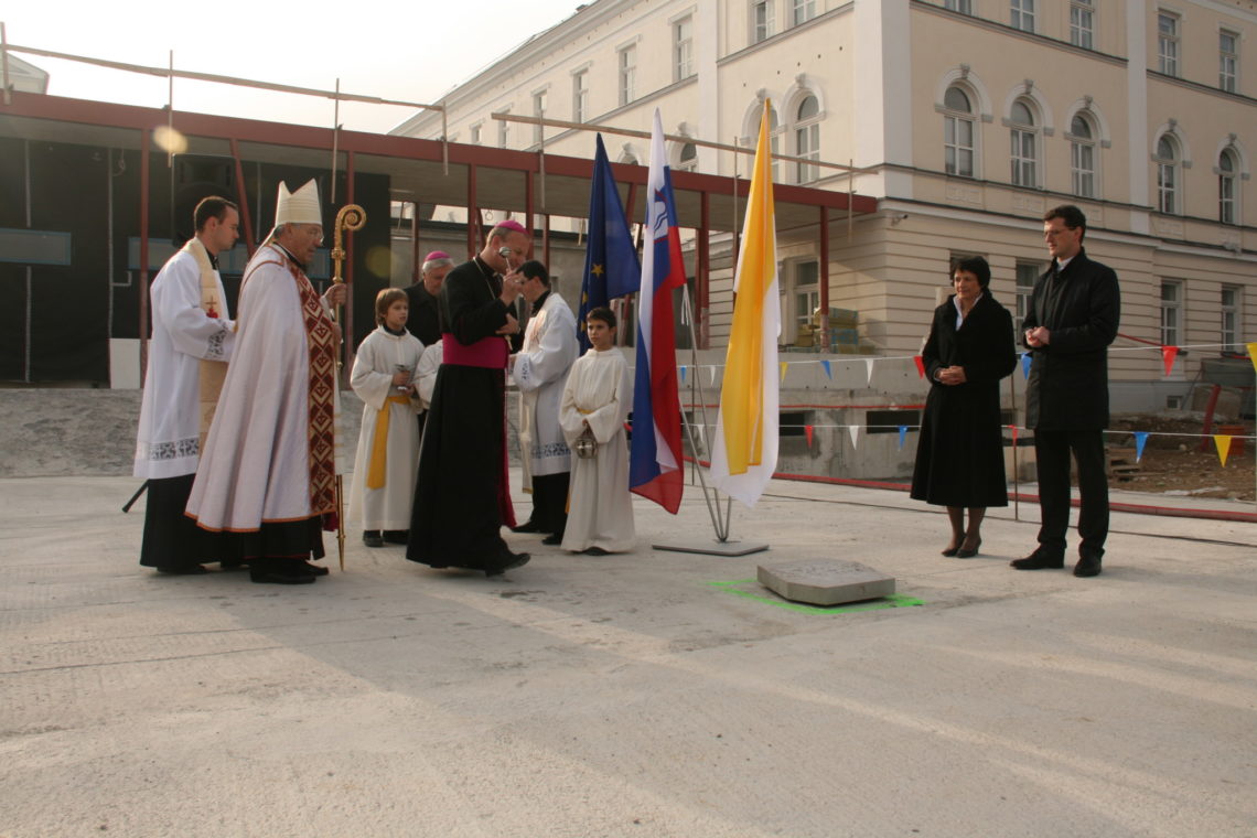 Blagoslov temeljnega kamna za novo osnovno šolo.