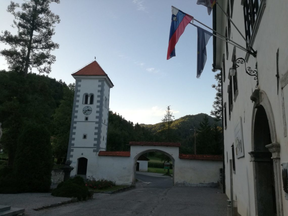 Polhograjska graščina. Desno poslopje, v katerem je muzej.